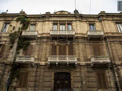 Entrambe le facciate in pietra, ormai scurite dopo anni di abbandono, colpiscono per la perfetta simmetria delle finestre, sormontate da architravi alternati a timpani...
